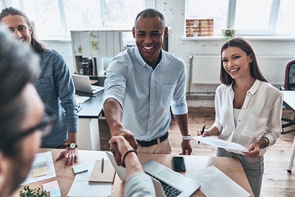 A imagem mostra um exemplo de profissionais experientes.
