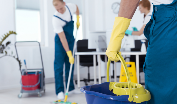 A imagem mostra um exemplo de tercerização da zeladoria em condomínios.