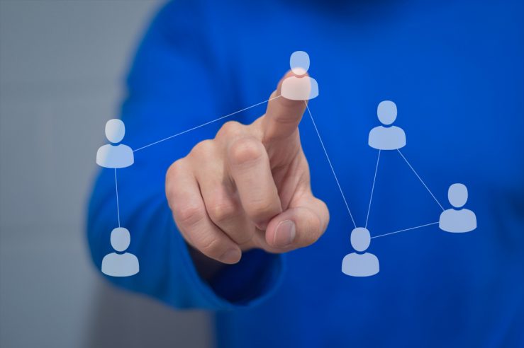 A imagem mostra de forma simplificada como funciona a tercerização do serviço.