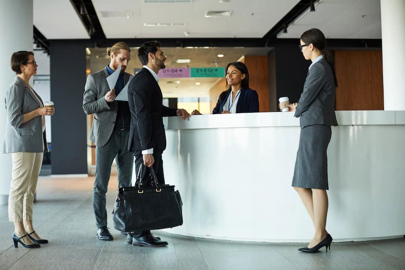 Imagem portaria de prédio com visitantes sendo recepcionados