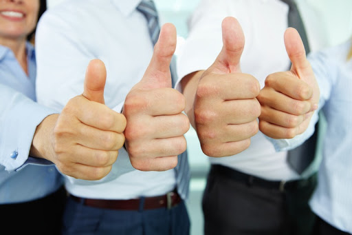 pessoas fazendo sinal de aprovação