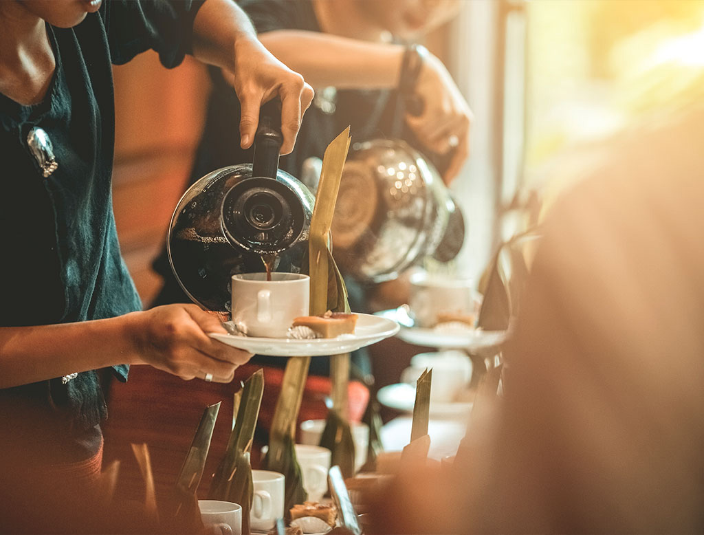 pessoa servindo café em evento