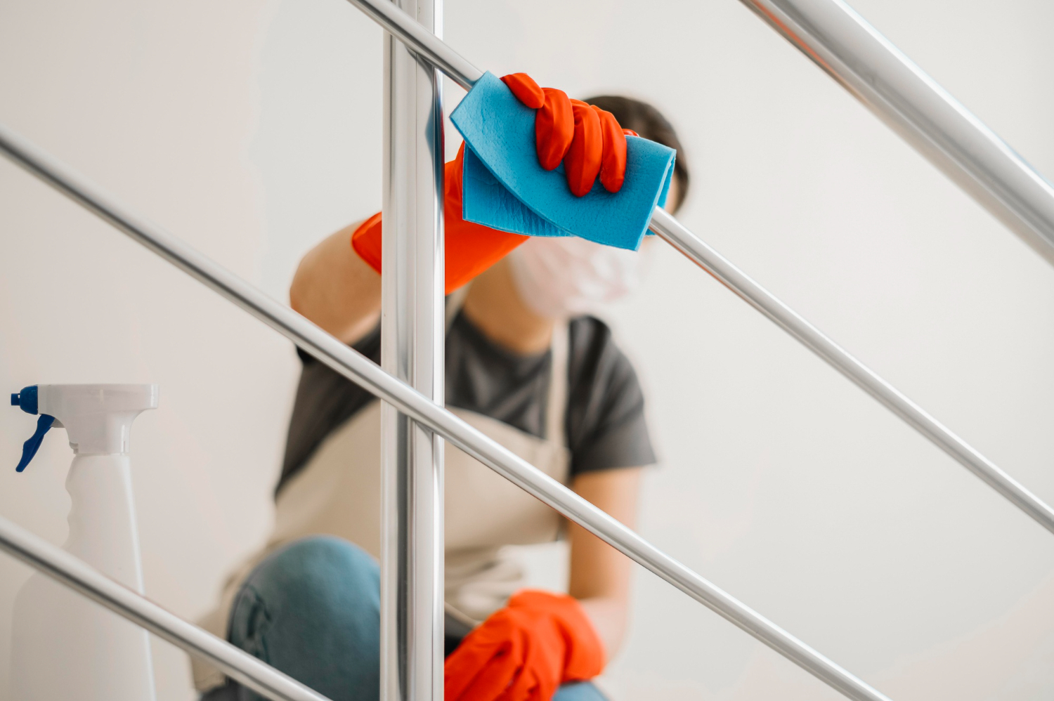 Imagem mulher limpando corrimão de escada