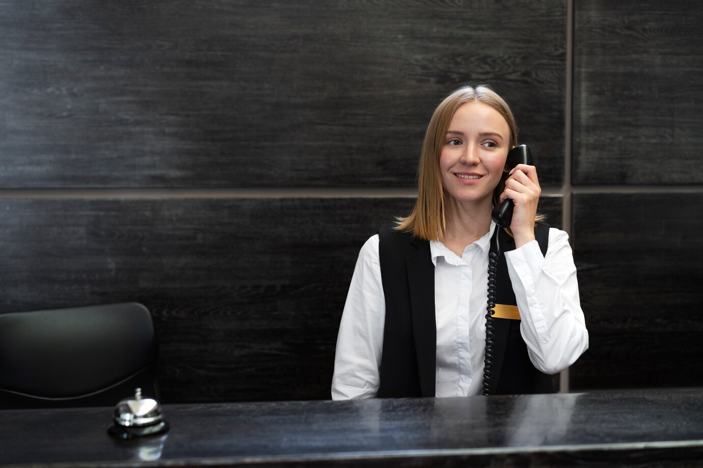 A imagem mostra um exemplo de uma recepcionista tercerizada.