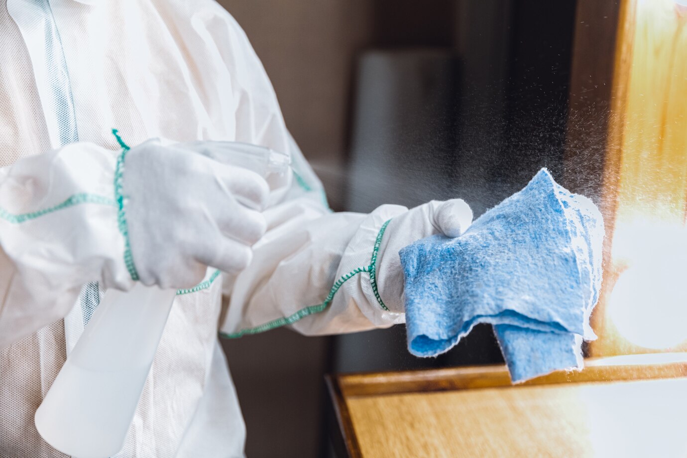 A imagem mostra um exemplo de uma pessoa se preparando para fazer a limpeza em um hospital.