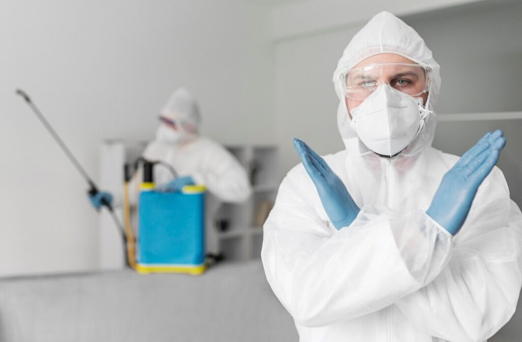 A imagem mostra um exemplo de uma pessoatercerizada na área de desinfecção.